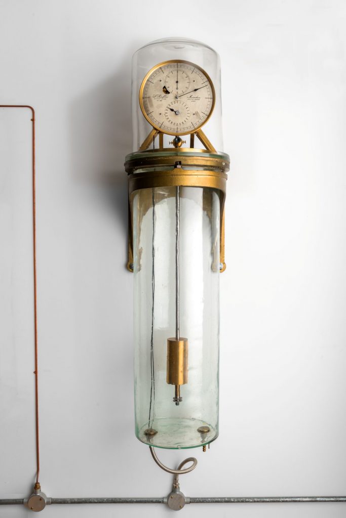 Image of a regulator clock in a glass tank