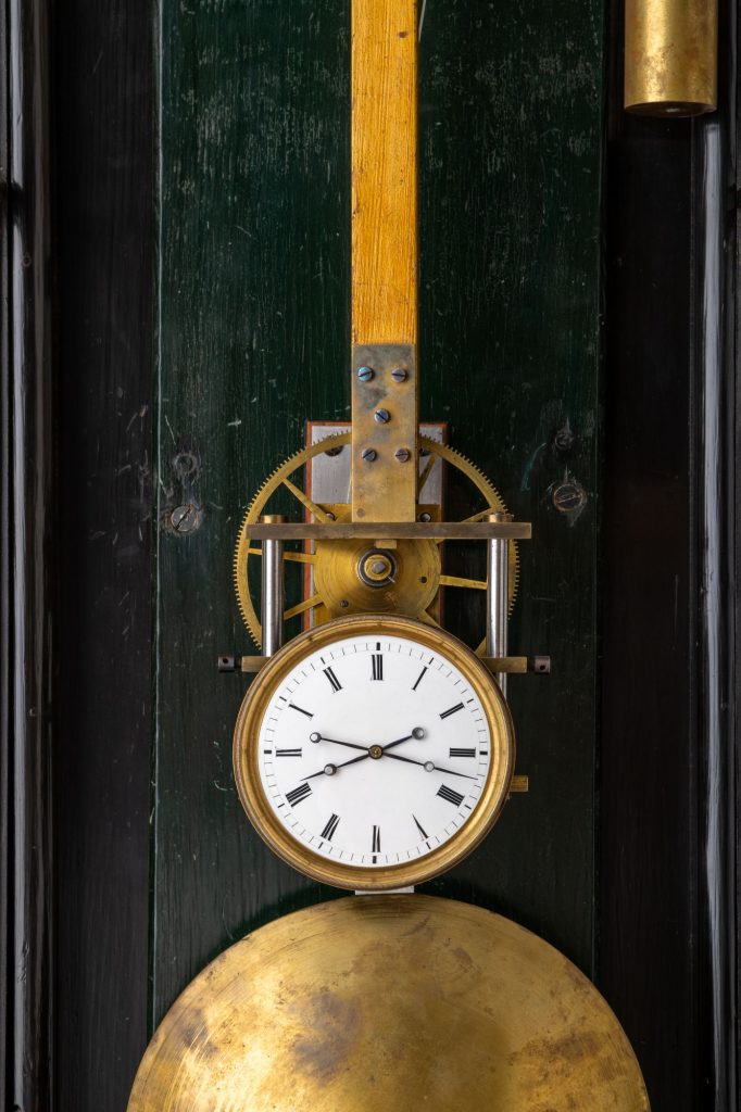 Small dial in front of a Hipp toggle escapement